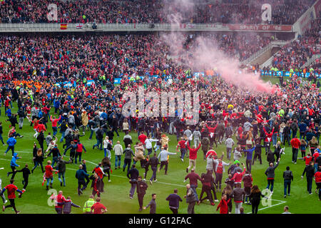 Middlesborough FC Fußball-Fans erobern die Tonhöhe im Riverside Stadium, nachdem ihr Team in die Premier League gefördert werden. Stockfoto