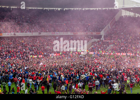 Middlesborough FC Fußball-Fans erobern die Tonhöhe im Riverside Stadium, nachdem ihr Team in die Premier League gefördert werden. Stockfoto