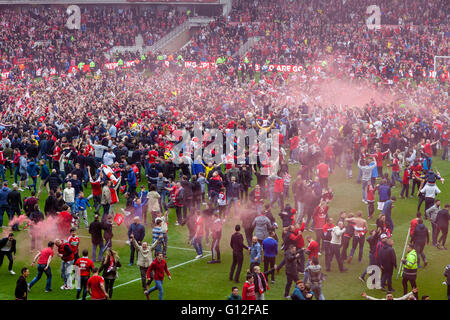 Middlesborough FC Fußball-Fans erobern die Tonhöhe im Riverside Stadium, nachdem ihr Team in die Premier League gefördert werden. Stockfoto