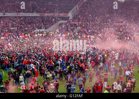 Middlesborough FC Fußball-Fans erobern die Tonhöhe im Riverside Stadium, nachdem ihr Team in die Premier League gefördert werden. Stockfoto