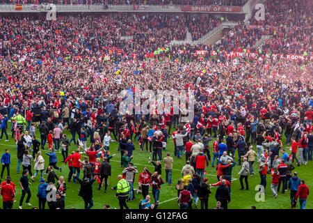 Middlesborough FC Fußball-Fans erobern die Tonhöhe im Riverside Stadium, nachdem ihr Team in die Premier League gefördert werden. Stockfoto