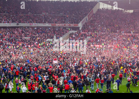 Middlesborough FC Fußball-Fans erobern die Tonhöhe im Riverside Stadium, nachdem ihr Team in die Premier League gefördert werden. Stockfoto