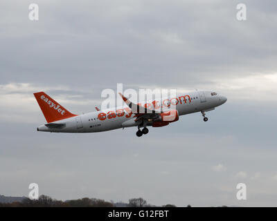 EasyJet Airbus A319 schmalem Rumpf Passagier Flugzeug (G-EZWW) ausziehen aus Manchester International Airport Start-und Landebahn. Stockfoto