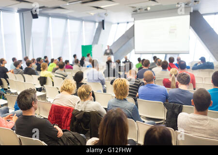 Männliche Sprecherin, die reden bei öffentlichen Veranstaltung. Stockfoto