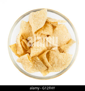 Schüssel mit frischen Tortillachips isoliert auf weiss und von oben gesehen. Stockfoto