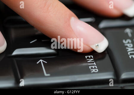 Nahaufnahme einer Hand mit Computer-Tastatur Stockfoto