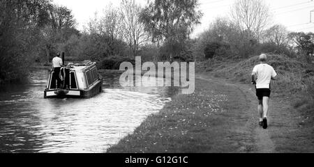 Mann, jogging, Kanal Rennboot. Stockfoto