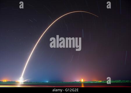 Die SpaceX Falcon 9 wiederverwendbare Rakete Streifen über den Nachthimmel nach dem Abheben vom Kennedy Space Center 6. Mai 2016 in Cape Canaveral, Florida. Der Falke angetrieben ein japanischer Kommunikationssatellit JCSAT-14 in einen geostationären Orbit dann zurück auf die Droneship zum zweiten Mal. Stockfoto