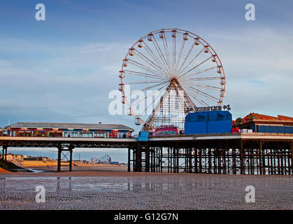 Das Riesenrad auf Blackpool Central Pier Stockfoto