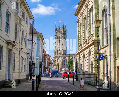 Die Stiftskirche St. Marienkirche, Warwick. Blick von Schloss-Straße. Stockfoto