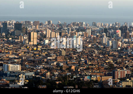 Ansicht der Stadt von Lima von der Hügel von San Cristobal. Peru. Stockfoto