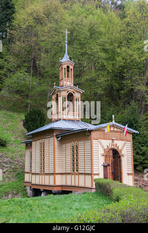 Alte hölzerne Kapelle St. Joseph der Handwerker, bekannt als die Kapelle auf dem Wasser in Ojców Nationalpark in Polen Stockfoto