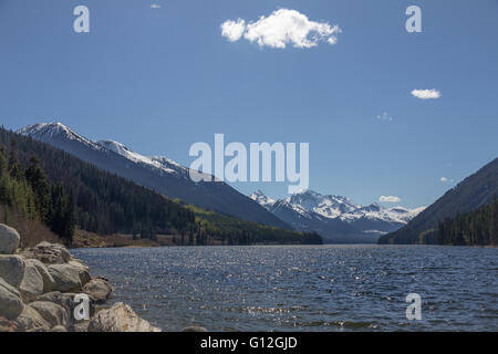 Duffey Lake und schneebedeckten Cayoosh Berg in der Nähe von Whistler, BC Stockfoto