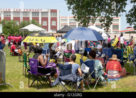 Eine Menge von Menschen sammeln am 1. jährlichen Zulu-Festival am Muttertag in New Orleans, Mai 2016. Stockfoto