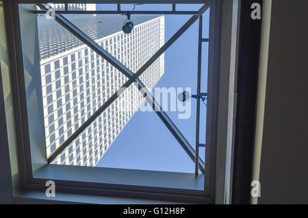 Montreal. Kanada - 12. März 2016: Wolkenkratzer durch das Fenster in der Innenstadt von Montreal. Stockfoto