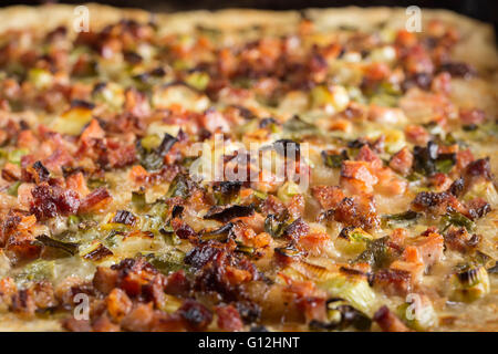 Hausgemachte Pizza mit Speck, grüne Zwiebel und saure Sahne im tray Stockfoto