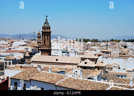 Erhöhten Blick auf die Stadt von der Burg mit dem Kirchturm von San Sebastian im Vordergrund, Antequera, Provinz Malaga, Andalusien, Stockfoto