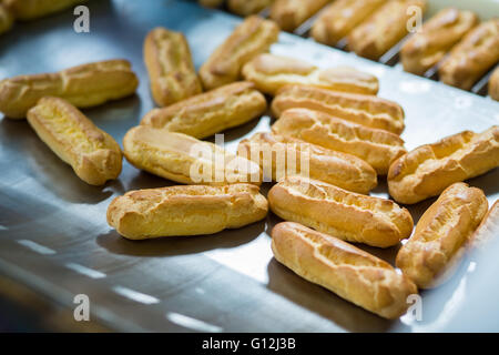 Eclair Muscheln auf der Metalloberfläche. Stockfoto