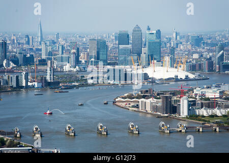 Bild zeigt die Thames Barrier Greenwich Halbinsel Canary Wharf und die Themse Stockfoto