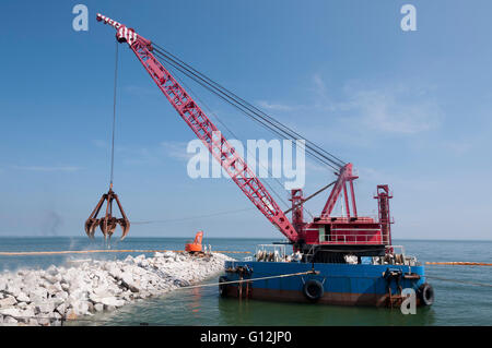 Industrielle Meer Schwimmkran für den Transport von den Felsen und Steinen Stockfoto