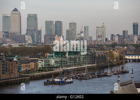 London, UK. 7. Mai 2016. Der Blick in Richtung Canary Wharf und East London vom Rathaus. Stockfoto