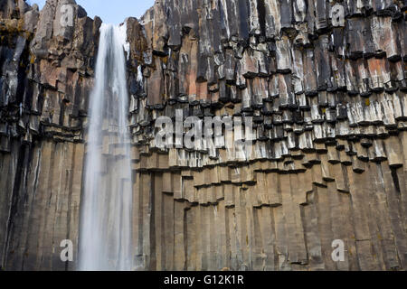 Wasserfall Svartifoss, Skaftafell, Vatnajoekull Nationalpark, Island Stockfoto