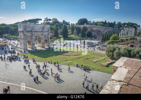 Blick auf den Triumphbogen des Konstantin, entnommen aus dem Kolosseum in Rom, Italien Stockfoto