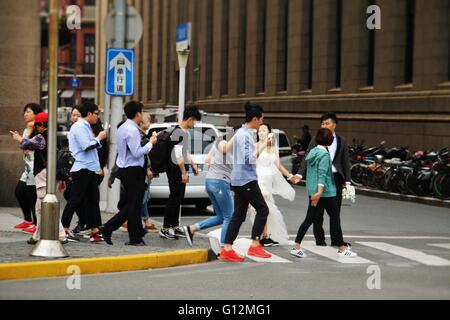 Braut und Bräutigam und der Masse, Shanghai, China Stockfoto