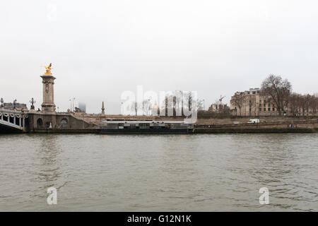 Pont Alexandre III, ein schönes Deck Bogenbrücke, die überspannt den Fluss Seine in Paris, Frankreich. Stockfoto
