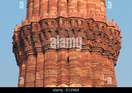 Komplizierten Details der Qutub Minar aus rotem Sandstein-Turm (Minarett), Delhi, Indien Stockfoto