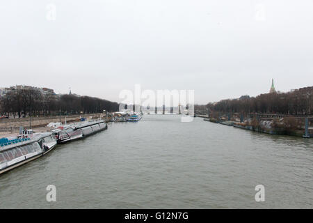 Paris-Stadtbild entlang dem Fluss Seine. Stockfoto