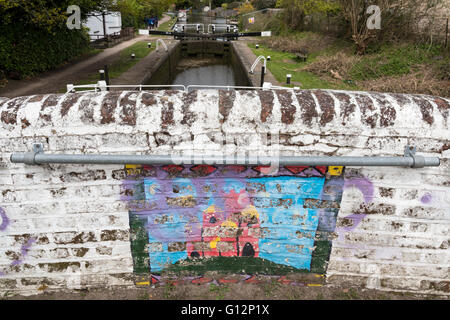 Graffiti-Kunst auf der Brücke über den Grand Union Canal in Hertfordshire, Großbritannien. Stockfoto