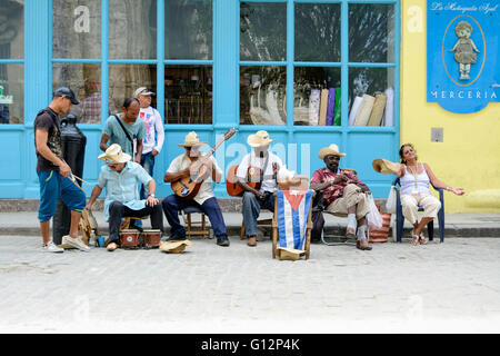 Straßenmusikanten führen für Touristen und Tipps in Alt-Havanna, Havanna, Kuba Stockfoto