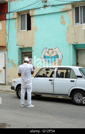 Ein junger Mann von Kopf bis Fuß in weiß gekleidet, darauf hinweist, dass er in der Santeria-Religion, Havanna, Kuba eingeleitet wurde Stockfoto