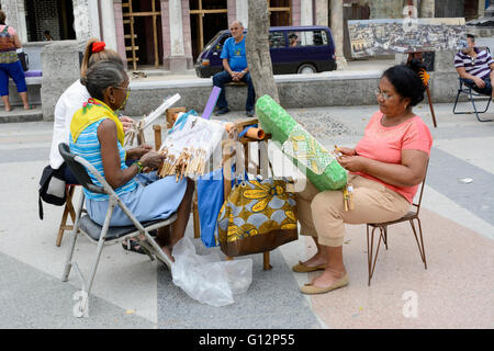 Drei Frauen, die Spitze an ihrem Stand auf dem Paseo de Marti (Prado) in Alt-Havanna, Havanna, Kuba Stockfoto