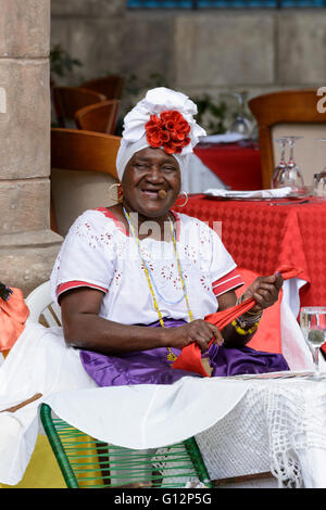 Wahrsagerin, raucht eine Zigarre am Plaza De La Catedral, Habana Vieja, Havanna, Kuba Stockfoto