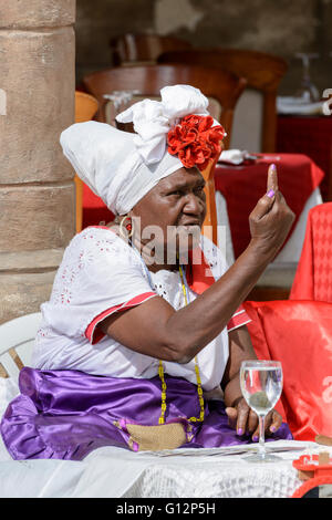 Wahrsagerin am Plaza De La Catedral, die angibt, wie viel sie Gebühren für ihre Dienstleistungen, Alt-Havanna, Havanna, Kuba Stockfoto