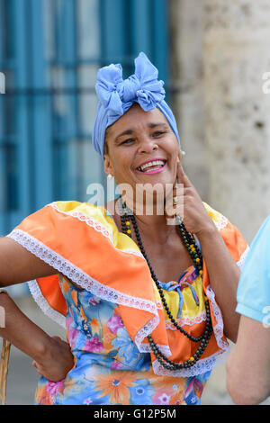 Kubanische Frau trägt Tracht in der Plaza De La Catedral, Habana Vieja, Havanna, Kuba Stockfoto