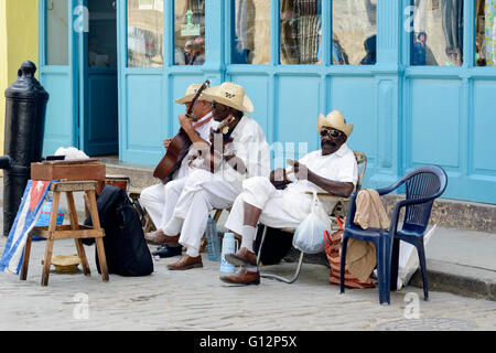 Straßenmusikanten führen für Touristen und Tipps in Alt-Havanna, Havanna, Kuba Stockfoto