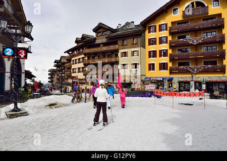 Skifahren und Wandern in der französischen Ortschaft Les Arcs 1950 in den Alpen Stockfoto
