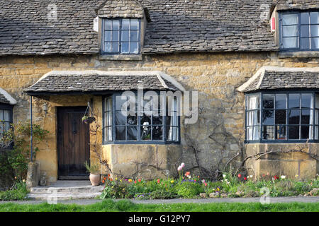 Hütten im Broadway High Street in den Cotswolds, England, UK. Stockfoto