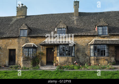 Hütten im Broadway High Street in den Cotswolds, England, UK. Stockfoto