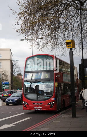 Busspur & rote Route, Euston Road, London, England, UK Stockfoto