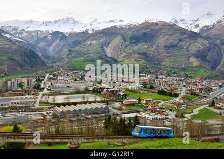 Blick hinunter auf das Dorf von Bourg-Saint-Maurice, Frankreich mit Standseilbahn hinauf zum Skigebiet Arc 1600 Stockfoto