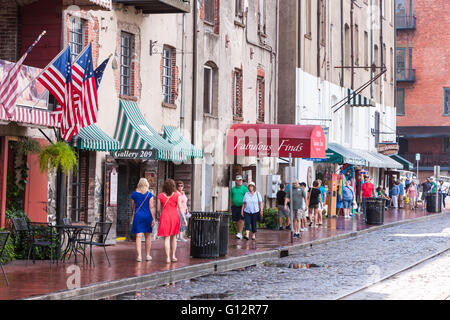 Menschen flanieren Sie entlang der River Street, einem touristischen und Einkaufsviertel in Savannah, Georgia. Stockfoto