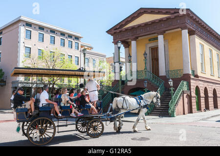 Touristen nehmen eine Pferdekutsche Tour vorbei an den historischen Charleston City Market in Charleston, South Carolina. Stockfoto