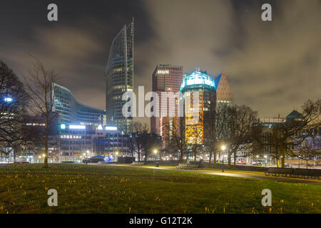 Den Haag Stadt Skyline bei Nacht. Den Haag ist der Regierungssitz der Niederlande und die Hauptstadt der Provinz Stockfoto