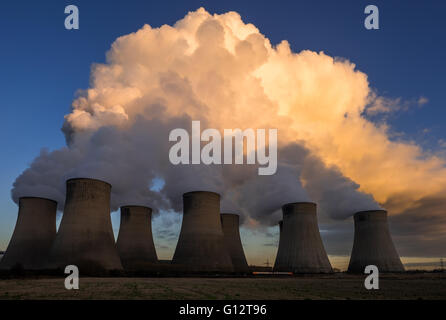 Kühltürme von Ratcliffe power station in Großbritannien Stockfoto