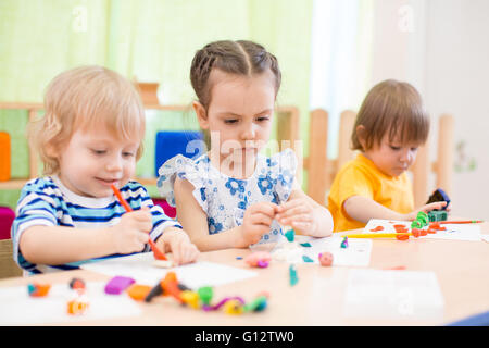 Kids-Gruppe tun, Kunst und Kunsthandwerk in Kindertagesstätte Stockfoto