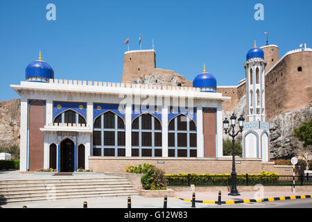 Die Khor Moschee in Muscat, Sultanat von Oman mit der mittelalterlichen Festung Al-Mirani im Hintergrund. Stockfoto